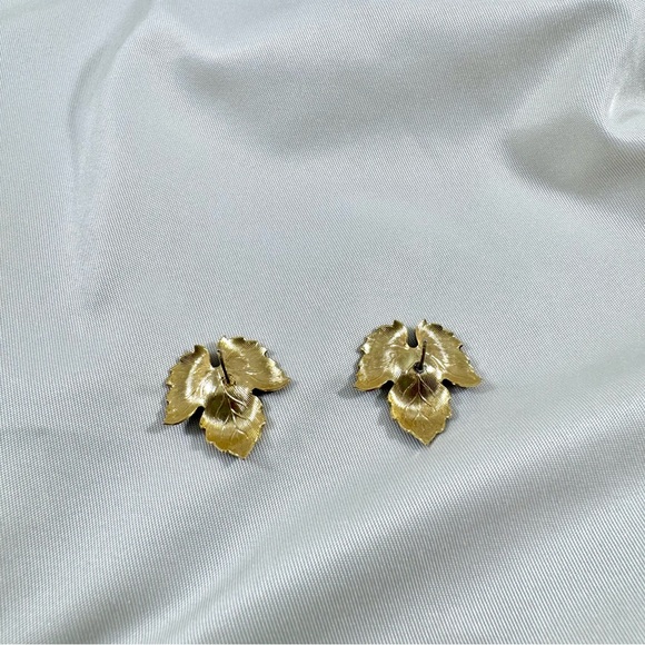 Vintage brown and gold post earrings with leaf design in near mint condition. - Picture 6 of 6